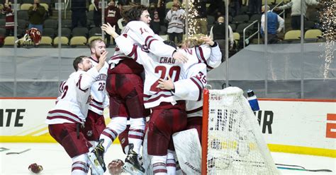 Umass Men S Ice Hockey Wins 1st National Title Beating St Cloud State 5 0 In Championship Game