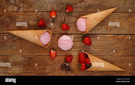 Helado De Fresa En Un Cono De Waffle Bayas Rojas Y Bolas De Helado