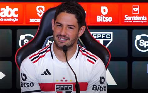 Alexandre Pato recebe a camisa 12 e se declara ao São Paulo O que