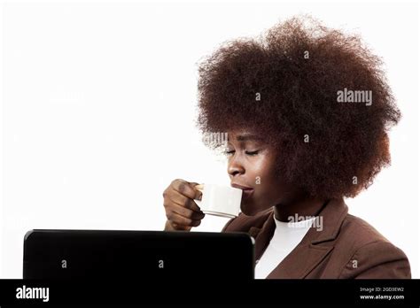 Junge schwarze lateinamerikanische Geschäftsführerin aus Latina mit Afro Haaren lächelt beim