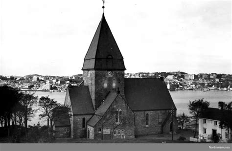 Nordlandet Kirke På Nordlandet I Kristiansund I Bakgrunnen Ses