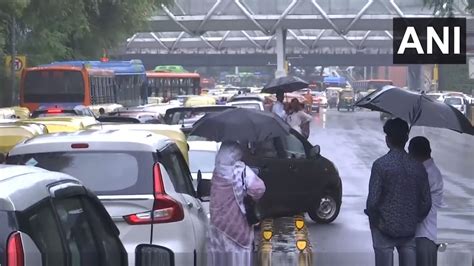 Delhi Rain Updates दिल्लीमध्ये जोरदार पाऊस अनेक ठिकाणी साचले पाणी वाहतुक कोंडीमुळे रस्त्यांवर