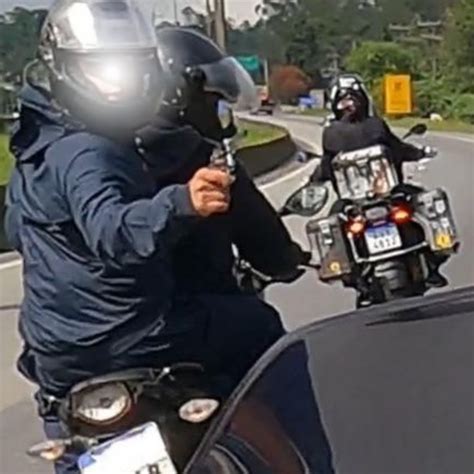 Câmera Em Capacete De Motociclista Grava Ação De Assaltantes Presos Em