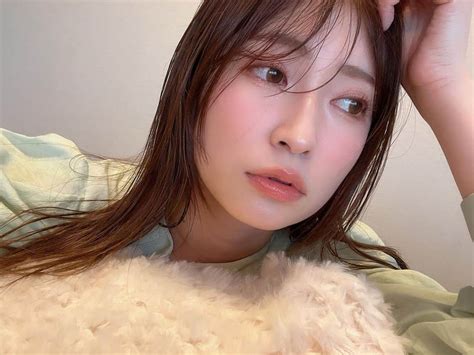 吉田朱里さんのインスタグラム写真 吉田朱里instagram「最近はこういうヌーディーなメイクな気分🤍🤍 このメイクのテーマは 彼氏と