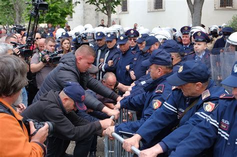 Protesta e opozitës para bashkisë së Tiranës policia publikon masat