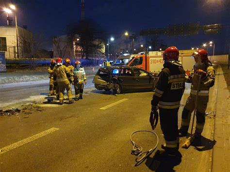 Wypadek Na Alei W Kniarzy W Odzi Rozbite Samochody W Tym Karetka