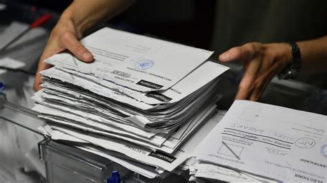 Arranca el recuento del voto exterior que puede alterar las mayorías