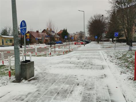 Bardzo Trudne Warunki Na Drogach I Chodnikach Dochodzi Do Kolizji