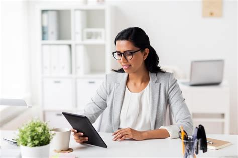 Concepto de negocios personas y tecnología mujer de negocios