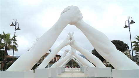 Building Bridges A Tonfano L Installazione Monumentale Di Quinn YouTube