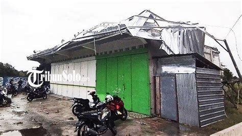 Angin Ribut Di Ceper Klaten Atap Rusak Angkringan Terdampak Pohon