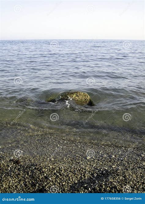 Ondas Fracas Lavam Suavemente As Pedras Deitadas No Fundo Superficial