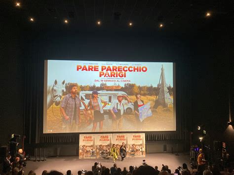 Pare Parecchio Parigi Presentato Al Pubblico Lultimo Film Di