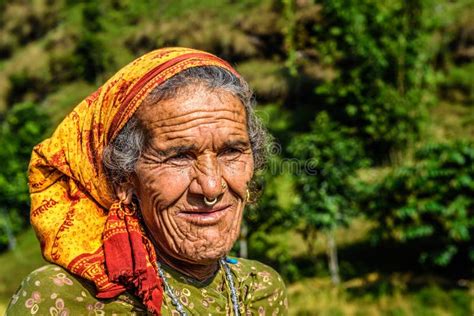 Portret Bardzo Stara średniorolna Kobieta W Nepal Obraz Editorial