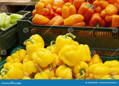 En La Tienda Se Venden Pimientos Dulces De Color Naranja Amarillo Y