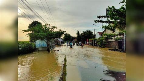 BREAKING NEWS Banjir Rendam Jalan Penghubung Cirebon Brebes Di Waled