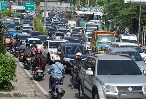 JALUR PUNCAK BOGOR PADAT JELANG PSBB TOTAL DI JAKARTA ANTARA Foto