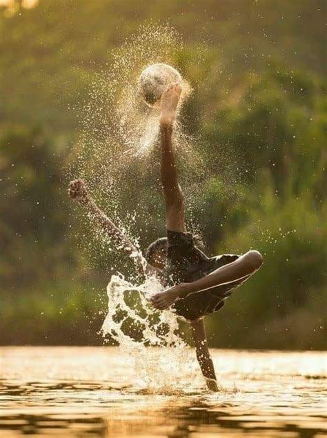 Pin By Mooniya Willu On Acreate Soccer Photography Soccer Art