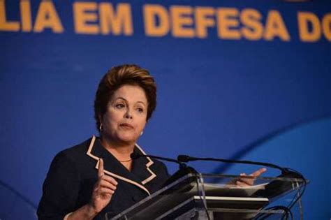 Dilma Vaiada Durante Discurso Na Marcha Em Defesa Dos Munic Pios