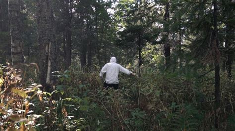 Hombre Con Un Machete En El Bosque Foto De Archivo Imagen De