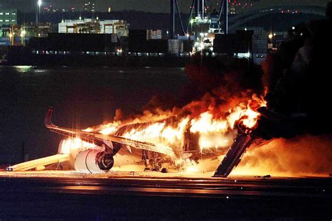 5 Dead 379 Evacuated After Japan Airlines Plane Bursts Into Flames