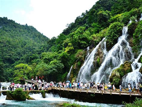 荔波小七孔卧龙潭 卧龙潭瀑布的 小七孔翠谷瀑布 大山谷图库