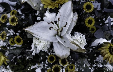 Bouquet of flowers in a cemetery 20808301 Stock Photo at Vecteezy