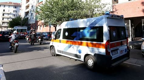 Cade Dal Balcone Del Quarto Piano Morto Bimbo Di Mesi