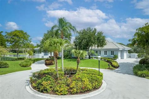 Waterfront Estate In Windmill Ranch Weston With Open Concept Design