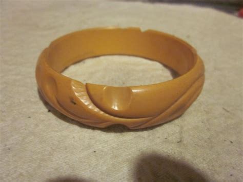 Carved Butterscotch Bakelite Bangle Bracelet Bakelit Gem