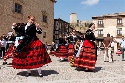 Descubre los vibrantes trajes típicos de las danzas del Duero Colores