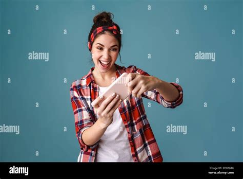 Excit E Belle Fille De Brunette Jouant En Ligne Jeu Sur Le T L Phone Mobile Isol Sur Fond Bleu