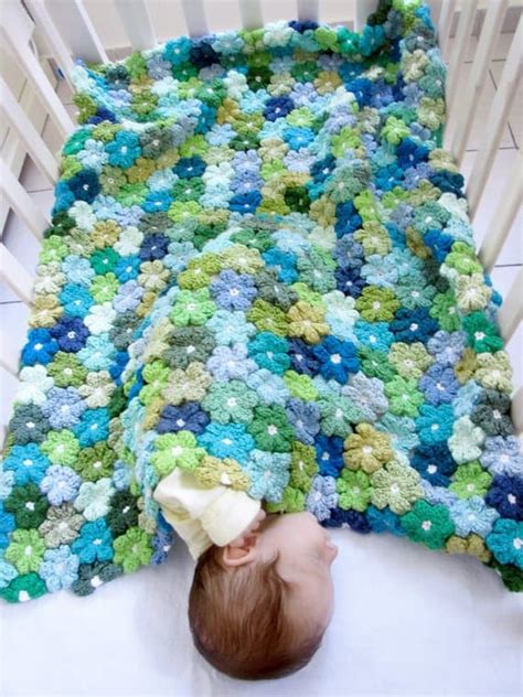 Crochet Flower Baby Blanket {Everyone's loving this pattern!}