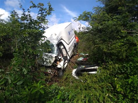 Grave acidente entre ambulância e carro deixa um morto e dois feridos