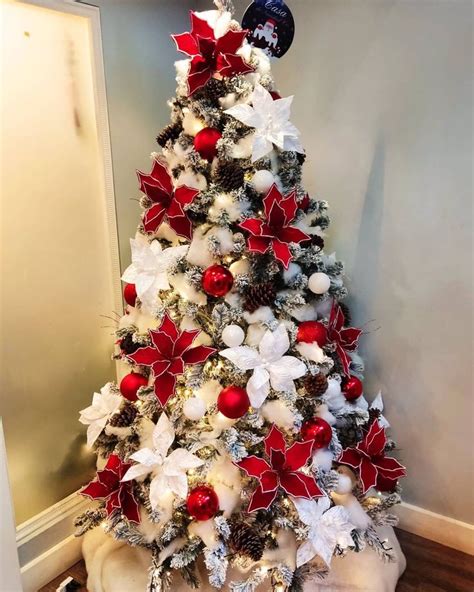 Luigui Throbiam Christmas on Instagram Árbol nevado decorado en tonos