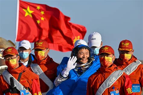 Astronautas De Shenzhou Salen De C Psula De Retorno Spanish