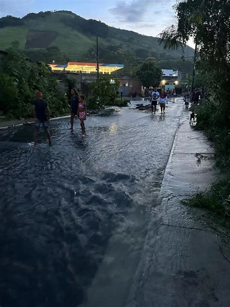 Adutora se rompe e provoca alagamentos em Nova Iguaçu RJ Rio de