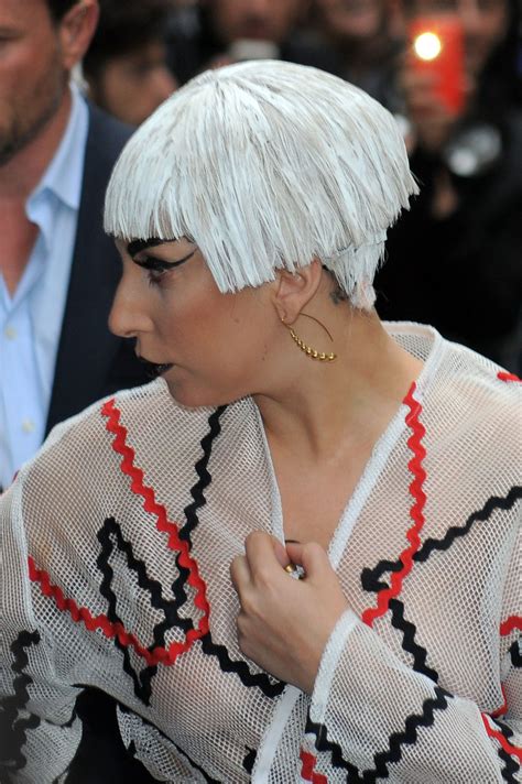 Lady Gaga Cumple 30 Años Vestida De Regalo Y Otros Disfraces De La Diva