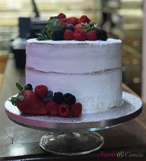 Elegante Naked Cake Con Frutos Rojos