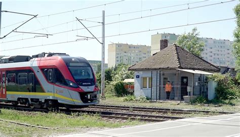 Agresja kierowców na przejazdach osiąga szczyty Kolej przerywa