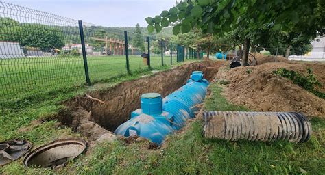 Chabeuil Des Cuves En Cours D’installation Pour Récupérer L’eau De La Piscine