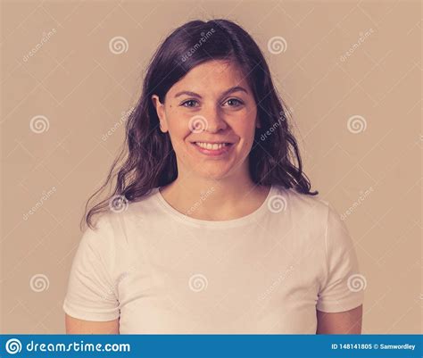 Retrato De La Mujer Alegre Atractiva Joven Con La Cara Feliz Sonriente