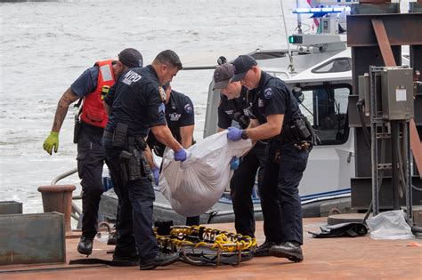 Woman S Body Found Floating In Nyc S East River