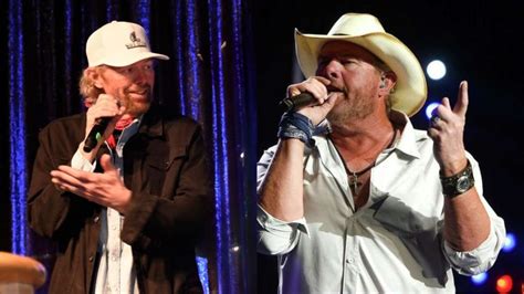 Toby Keith Weight Loss Looks Slimmer Than Before In Recent Concert