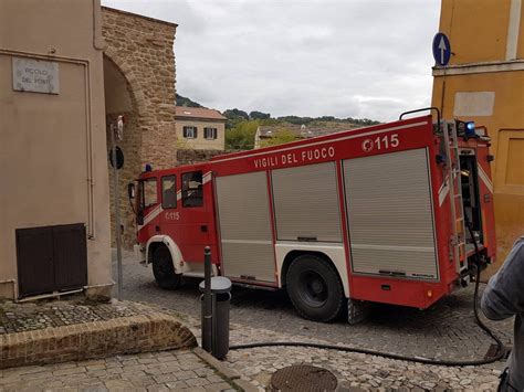 Incendio In Una Casa Di Tolentino Anziana Salvata E Portata Fuori Dall