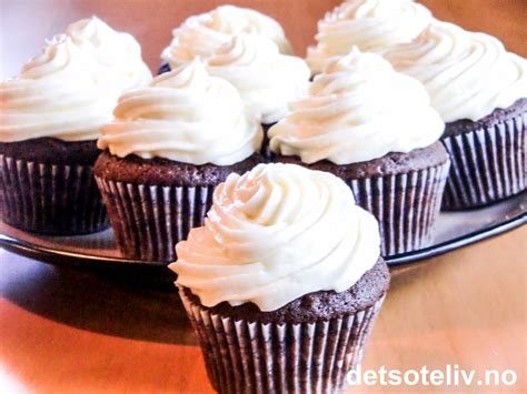 Chocolate Cupcakes with White Frosting Det søte liv