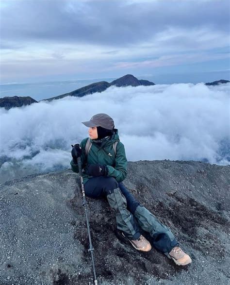 Ide Outfit Untuk Mendaki Gunung