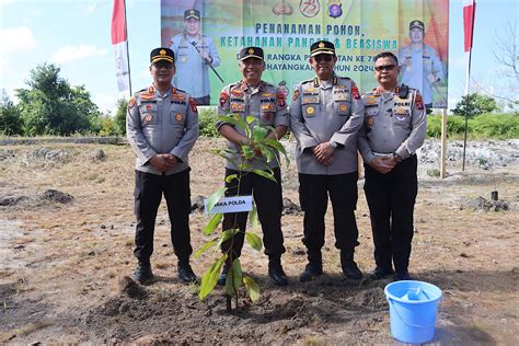 Polda Kalteng Tanam 14 000 Pohon Berikan Beasiswa Bagi Pelajar