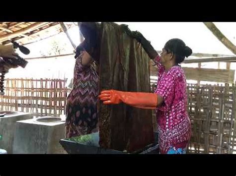 Proses Pewarnaan Batik Tulis Tiga Negeri Lasem Pencelupan Warna Tahap