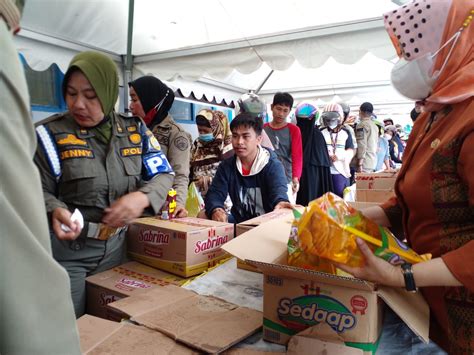 Berburu Minyak Goreng Warga Baubau Serbu Pasar Murah Disperindag